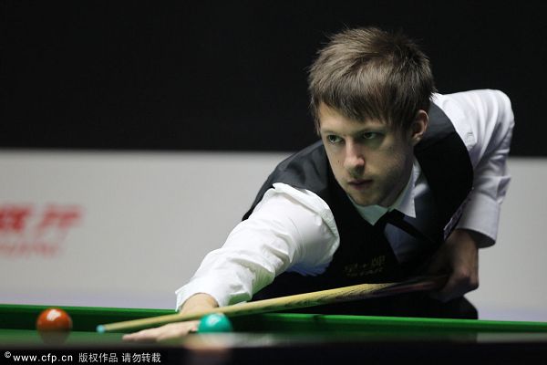 的他站在球 的他站在球